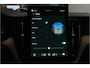 Volvo XC60 2.0 T6 AWD 293kW/399pk Aut8 Plug-in hybrid Ultra Dark Facelift! LUCHTVERING + PANORAMADAK + HARMAN/KARDON + ADAPT.CRUISE + HEAD-UP + STOELVERWARMING V&A + STUURVERWARMING + GOOGLE DASH + 360 CAMERA + BLIS + PARKSENSOREN + 21" LM-VELGEN!!