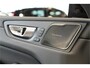 Volvo XC60 2.0 T6 AWD 293kW/399pk Aut8 Plug-in hybrid Ultra Dark Facelift! LUCHTVERING + PANORAMADAK + HARMAN/KARDON + ADAPT.CRUISE + HEAD-UP + STOELVERWARMING V&A + STUURVERWARMING + GOOGLE DASH + 360 CAMERA + BLIS + PARKSENSOREN + 21" LM-VELGEN!!