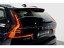 Volvo XC60 2.0 T6 AWD 293kW/399pk Aut8 Plug-in hybrid Ultra Dark Facelift! LUCHTVERING + PANORAMADAK + HARMAN/KARDON + ADAPT.CRUISE + HEAD-UP + STOELVERWARMING V&A + STUURVERWARMING + GOOGLE DASH + 360 CAMERA + BLIS + PARKSENSOREN + 21" LM-VELGEN!!
