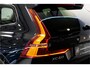 Volvo XC60 2.0 T6 AWD 293kW/399pk Aut8 Plug-in hybrid Ultra Dark Facelift! LUCHTVERING + PANORAMADAK + HARMAN/KARDON + ADAPT.CRUISE + HEAD-UP + STOELVERWARMING V&A + STUURVERWARMING + GOOGLE DASH + 360 CAMERA + BLIS + PARKSENSOREN + 21" LM-VELGEN!!