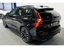 Volvo XC60 2.0 T6 AWD 293kW/399pk Aut8 Plug-in hybrid Ultra Dark Facelift! LUCHTVERING + PANORAMADAK + HARMAN/KARDON + ADAPT.CRUISE + HEAD-UP + STOELVERWARMING V&A + STUURVERWARMING + GOOGLE DASH + 360 CAMERA + BLIS + PARKSENSOREN + 21" LM-VELGEN!!