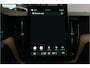 Volvo XC60 2.0 T6 AWD 293kW/399pk Aut8 Plug-in hybrid Ultra Dark Facelift! LUCHTVERING + PANORAMADAK + HARMAN/KARDON + ADAPT.CRUISE + HEAD-UP + STOELVERWARMING V&A + STUURVERWARMING + GOOGLE DASH + 360 CAMERA + BLIS + PARKSENSOREN + 21" LM-VELGEN!!