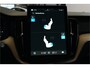 Volvo XC60 2.0 T6 AWD 293kW/399pk Aut8 Plug-in hybrid Ultra Dark Facelift! LUCHTVERING + PANORAMADAK + HARMAN/KARDON + ADAPT.CRUISE + HEAD-UP + STOELVERWARMING V&A + STUURVERWARMING + GOOGLE DASH + 360 CAMERA + BLIS + PARKSENSOREN + 21" LM-VELGEN!!