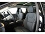 Volvo XC60 2.0 T6 AWD 293kW/399pk Aut8 Plug-in hybrid Ultra Dark Facelift! LUCHTVERING + PANORAMADAK + HARMAN/KARDON + ADAPT.CRUISE + HEAD-UP + STOELVERWARMING V&A + STUURVERWARMING + GOOGLE DASH + 360 CAMERA + BLIS + PARKSENSOREN + 21" LM-VELGEN!!