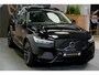Volvo XC60 2.0 T6 AWD 293kW/399pk Aut8 Plug-in hybrid Ultra Dark Facelift! LUCHTVERING + PANORAMADAK + HARMAN/KARDON + ADAPT.CRUISE + HEAD-UP + STOELVERWARMING V&A + STUURVERWARMING + GOOGLE DASH + 360 CAMERA + BLIS + PARKSENSOREN + 21" LM-VELGEN!!