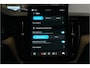 Volvo XC60 2.0 T6 AWD 293kW/399pk Aut8 Plug-in hybrid Ultra Dark Facelift! LUCHTVERING + PANORAMADAK + HARMAN/KARDON + ADAPT.CRUISE + HEAD-UP + STOELVERWARMING V&A + STUURVERWARMING + GOOGLE DASH + 360 CAMERA + BLIS + PARKSENSOREN + 21" LM-VELGEN!!