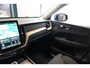 Volvo XC60 2.0 T6 AWD 293kW/399pk Aut8 Plug-in hybrid Ultra Dark Facelift! LUCHTVERING + PANORAMADAK + HARMAN/KARDON + ADAPT.CRUISE + HEAD-UP + STOELVERWARMING V&A + STUURVERWARMING + GOOGLE DASH + 360 CAMERA + BLIS + PARKSENSOREN + 21" LM-VELGEN!!