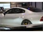Volvo XC60 2.0 T6 AWD 293kW/399pk Aut8 Plug-in hybrid Ultra Dark Facelift! LUCHTVERING + PANORAMADAK + HARMAN/KARDON + ADAPT.CRUISE + HEAD-UP + STOELVERWARMING V&A + STUURVERWARMING + GOOGLE DASH + 360 CAMERA + BLIS + PARKSENSOREN + 21" LM-VELGEN!!