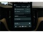 Volvo XC60 2.0 T6 AWD 293kW/399pk Aut8 Plug-in hybrid Ultra Dark Facelift! LUCHTVERING + PANORAMADAK + HARMAN/KARDON + ADAPT.CRUISE + HEAD-UP + STOELVERWARMING V&A + STUURVERWARMING + GOOGLE DASH + 360 CAMERA + BLIS + PARKSENSOREN + 21" LM-VELGEN!!