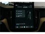 Volvo XC60 2.0 T6 AWD 293kW/399pk Aut8 Plug-in hybrid Ultra Dark Facelift! LUCHTVERING + PANORAMADAK + HARMAN/KARDON + ADAPT.CRUISE + HEAD-UP + STOELVERWARMING V&A + STUURVERWARMING + GOOGLE DASH + 360 CAMERA + BLIS + PARKSENSOREN + 21" LM-VELGEN!!