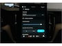 Volvo XC60 2.0 T6 AWD 293kW/399pk Aut8 Plug-in hybrid Ultra Dark Facelift! LUCHTVERING + PANORAMADAK + HARMAN/KARDON + ADAPT.CRUISE + HEAD-UP + STOELVERWARMING V&A + STUURVERWARMING + GOOGLE DASH + 360 CAMERA + BLIS + PARKSENSOREN + 21" LM-VELGEN!!