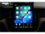 Volvo XC60 2.0 T6 AWD 293kW/399pk Aut8 Plug-in hybrid Ultra Dark Facelift! LUCHTVERING + PANORAMADAK + HARMAN/KARDON + ADAPT.CRUISE + HEAD-UP + STOELVERWARMING V&A + STUURVERWARMING + GOOGLE DASH + 360 CAMERA + BLIS + PARKSENSOREN + 21" LM-VELGEN!!