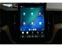 Volvo XC60 2.0 T6 AWD 293kW/399pk Aut8 Plug-in hybrid Ultra Dark Facelift! LUCHTVERING + PANORAMADAK + HARMAN/KARDON + ADAPT.CRUISE + HEAD-UP + STOELVERWARMING V&A + STUURVERWARMING + GOOGLE DASH + 360 CAMERA + BLIS + PARKSENSOREN + 21" LM-VELGEN!!