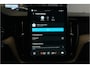 Volvo XC60 2.0 T6 AWD 293kW/399pk Aut8 Plug-in hybrid Ultra Dark Facelift! LUCHTVERING + PANORAMADAK + HARMAN/KARDON + ADAPT.CRUISE + HEAD-UP + STOELVERWARMING V&A + STUURVERWARMING + GOOGLE DASH + 360 CAMERA + BLIS + PARKSENSOREN + 21" LM-VELGEN!!