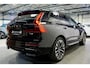 Volvo XC60 2.0 T6 293kW/399pk Aut8 Plug-in hybrid Ultra Dark PANORAMADAK + HARMAN/KARDON + ADAPT.CRUISE + HEAD-UP + STOELVERWARMING V&A + STUURVERWARMING + GOOGLE DASH + 360 CAMERA + BLIS + CTA + LUCHTVERING + 21" LM-VELGEN!!