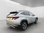 Hyundai Tucson 1.6 T-GDI 265pk PHEV Comfort Smart 4WD (299,- p/m Demo Deal!) | Climate | Camera | Carplay | Keyless | Navigatie | Full - Led | Elek. Klep | Winterpakket | 19" Lichtmetaal | Krell Audio | Digitale Cockpit | Parkeer Assistent | Adapt. Cruisecontrol