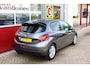 Peugeot 208 1.2 PureTech Signature O.a: PDC, Airco, Navi, Carplay, DAB, Cruise, Etc. All-in prijs!