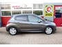 Peugeot 208 1.2 PureTech Signature O.a: PDC, Airco, Navi, Carplay, DAB, Cruise, Etc. All-in prijs!