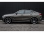BMW X6 xDrive40i High Executive HUD | H&K | Pano | Luchtvering | 360 Camera | Stuurverwarming | Memory seats | Trekhaak | Adapt. Cruise Control + Zelfsturende functie