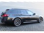 BMW 5-Serie Touring 530D 286PK HIGH EXECUTIVE M-SPORT / NAVI / LEDER / FULL-LED / CLIMA / PDC / 19" LMV / CAMERA / KEYLESS  / PANO. DAK / WINTERPAKKET / ADAPT. CRUISECONTROL / UNIEK / NIEUWSTAAT !!