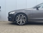Volvo V90 T8 Plug-in hybrid AWD Ultra Dark | Bowers & Wilkins Premium Audio | Luchtvering | Gelamineerde zijruiten | Semi-Electrische wegklapbare trekhaak | 20" Lichtmetalen velgen | Massage in voorstoelen | Stoelventilatie | Stoelverwarming | 360° Parkeercamera