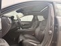 Volvo V90 T8 Plug-in hybrid AWD Ultra Dark | Bowers & Wilkins Premium Audio | Luchtvering | Gelamineerde zijruiten | Semi-Electrische wegklapbare trekhaak | 20" Lichtmetalen velgen | Massage in voorstoelen | Stoelventilatie | Stoelverwarming | 360° Parkeercamera