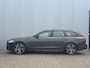 Volvo V90 T8 Plug-in hybrid AWD Ultra Dark | Bowers & Wilkins Premium Audio | Luchtvering | Gelamineerde zijruiten | Semi-Electrische wegklapbare trekhaak | 20" Lichtmetalen velgen | Massage in voorstoelen | Stoelventilatie | Stoelverwarming | 360° Parkeercamera