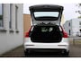 Volvo V60 B3 Automaat Business Pro | Adaptieve Cruise Control Met Pilot Assist | BLIS Dodehoekdetectie | Apple Carplay/Android Auto | Electronic Climate Control | DAB+ | Keyless Entry | Elektrische Achterklep | 17" Lichtmetalen Velgen | Park Assist Achter
