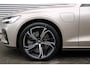 Volvo V60 2.0 T6 Plug-in hybrid AWD Plus Dark | Nappa leder / Open Grid Textiel Bekleding Met Contourstoelen | 19' 5-Triplespaaks Glossy Black Diamond Cut | Harman/Kardon audio installatie|  Verwarmbare Voor + Achterstoelen | Stuurwielverwarming | Panoramadak | Head-up Display | Visual Park Assist |
