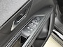Peugeot 5008 SUV Allure 130pk Automaat | 7 Zitplaatsen | Navigatie | Achteruitrijcamera | Handsfree Achterklep | Climate Control | Parkeersensoren v+a | Cruise Control | Keyless | Armsteun | Draadloze telefoonlader | Apple Carplay / Android Auto | Bluetooth | DAB+ radio | Donker getint glas | 19" lichtmetalen velgen |