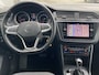 Volkswagen Tiguan 1.5 TSI Elegance Automaat | GEEN AFLEVERKOSTEN | Apple Carplay & Android Auto | Elektrisch wegklapbare trekhaak | Adaptieve Cruise Control | Climate control | Navigatie | Stoel & Stuurwielverwarming | Elektrische kofferbak |