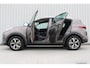 Kia Sportage 1.6 GDI DynamicLine | Incl. 12 maanden Garantie | Achteruitrijcamera | Cruise control | Lane assist | Apple CarPlay/Android auto | Parkeercamera | Navigatie | Parkeersensoren | Climate Control |