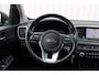 Kia Sportage 1.6 GDI DynamicLine | Incl. 12 maanden Garantie | Achteruitrijcamera | Cruise control | Lane assist | Apple CarPlay/Android auto | Parkeercamera | Navigatie | Parkeersensoren | Climate Control |