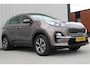 Kia Sportage 1.6 GDI DynamicLine | Incl. 12 maanden Garantie | Achteruitrijcamera | Cruise control | Lane assist | Apple CarPlay/Android auto | Parkeercamera | Navigatie | Parkeersensoren | Climate Control |