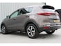 Kia Sportage 1.6 GDI DynamicLine | Incl. 12 maanden Garantie | Achteruitrijcamera | Cruise control | Lane assist | Apple CarPlay/Android auto | Parkeercamera | Navigatie | Parkeersensoren | Climate Control |