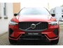 Volvo XC60 T6 Plug-in hybrid AWD Plus Dark | Trekhaak | Verwarmbare voorstoelen+stuurwiel+achterbank | Premium audio by Harman Kardon | Rondom zichtcamera