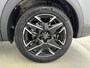 Peugeot 5008 SUV Allure Hybrid 145pk Automaat | 7 Zitplaatsen | Navigatie | 360° Camera | Adaptieve Cruise Control | Climate Control | Parkeersensoren v+a | Stoel- en stuurverwarming | Armsteun | Led koplampen | Keyless | Draadloze Apple Carplay / Android Auto | Automatisch dimlicht | Regensensor | Donker getint glas | 19" Lichtmetalen velgen |