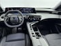Peugeot 5008 SUV Allure Hybrid 145pk Automaat | 7 Zitplaatsen | Navigatie | 360° Camera | Adaptieve Cruise Control | Climate Control | Parkeersensoren v+a | Stoel- en stuurverwarming | Armsteun | Led koplampen | Keyless | Draadloze Apple Carplay / Android Auto | Automatisch dimlicht | Regensensor | Donker getint glas | 19" Lichtmetalen velgen |