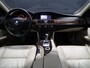 BMW 5-Serie 523i Business Line [ELEKTRISCH VERSTELBARE STOELEN, CAMERA, STOELVERWARMING, VOL LEDER, PDC V+A, CRUISE CONTROL, HOUTAFWERKING INTERIEUR, BLUETOOTH, NAVIGATIE, CLIMATE CONTROL, NIEUWSTAAT]