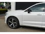 Volvo XC60 T6 Plug-in hybrid AWD Ultimate Dark Long Range | Trekhaak | Luchtvering | Stoelventilatie & massage | Stoelverwarming | Schuif/kanteldak | Head-Up Display | Lederen interieur | Adaptieve cruise control |