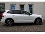 Volvo XC60 B5 Plus Dark | Semi Electrische Bedienbare Trekhaak | 1ste Eigenaar | Harman Kardon Premium Audio | Panoramadak | 20'' Lichtmetalen velgen | Elektrisch glazen schuifdak | Parkeercamera | Parkeersensoren voor + achter | Nappa Lederen bekleding |