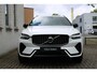 Volvo XC60 B5 Plus Dark | Semi Electrische Bedienbare Trekhaak | 1ste Eigenaar | Harman Kardon Premium Audio | Panoramadak | 20'' Lichtmetalen velgen | Elektrisch glazen schuifdak | Parkeercamera | Parkeersensoren voor + achter | Nappa Lederen bekleding |