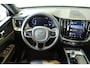 Volvo XC60 B5 Plus Dark | Semi Electrische Bedienbare Trekhaak | 1ste Eigenaar | Harman Kardon Premium Audio | Panoramadak | 20'' Lichtmetalen velgen | Elektrisch glazen schuifdak | Parkeercamera | Parkeersensoren voor + achter | Nappa Lederen bekleding |