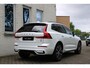 Volvo XC60 B5 Plus Dark | Semi Electrische Bedienbare Trekhaak | 1ste Eigenaar | Harman Kardon Premium Audio | Panoramadak | 20'' Lichtmetalen velgen | Elektrisch glazen schuifdak | Parkeercamera | Parkeersensoren voor + achter | Nappa Lederen bekleding |