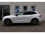 Volvo XC60 B5 Plus Dark | Semi Electrische Bedienbare Trekhaak | 1ste Eigenaar | Harman Kardon Premium Audio | Panoramadak | 20'' Lichtmetalen velgen | Elektrisch glazen schuifdak | Parkeercamera | Parkeersensoren voor + achter | Nappa Lederen bekleding |