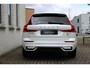 Volvo XC60 B5 Plus Dark | Semi Electrische Bedienbare Trekhaak | 1ste Eigenaar | Harman Kardon Premium Audio | Panoramadak | 20'' Lichtmetalen velgen | Elektrisch glazen schuifdak | Parkeercamera | Parkeersensoren voor + achter | Nappa Lederen bekleding |