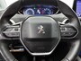 Peugeot 3008 SUV Blue Lease Executive 130pk | Navigatie | Climate Control | Cruise Control | Parkeersensoren v+a | Armsteun | Bluetooth | Apple Carplay / Android Auto | Draadloze telefoonlader | Regensensor | Donker getint glas | Afneembare trekhaak | Lage kilometerstand | 17" lichtmetalen velgen |