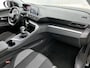 Peugeot 3008 SUV Blue Lease Executive 130pk | Navigatie | Climate Control | Cruise Control | Parkeersensoren v+a | Armsteun | Bluetooth | Apple Carplay / Android Auto | Draadloze telefoonlader | Regensensor | Donker getint glas | Afneembare trekhaak | Lage kilometerstand | 17" lichtmetalen velgen |