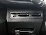Peugeot 3008 SUV Blue Lease Executive 130pk | Navigatie | Climate Control | Cruise Control | Parkeersensoren v+a | Armsteun | Bluetooth | Apple Carplay / Android Auto | Draadloze telefoonlader | Regensensor | Donker getint glas | Afneembare trekhaak | Lage kilometerstand | 17" lichtmetalen velgen |