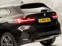 BMW 1-Serie 118i Sport Automaat (APPLE CARPLAY, GROOT NAVI, LEDER, CAMERA, SPORTSTOELEN, SFEERVERLICHTING, CRUISE, NIEUWSTAAT)